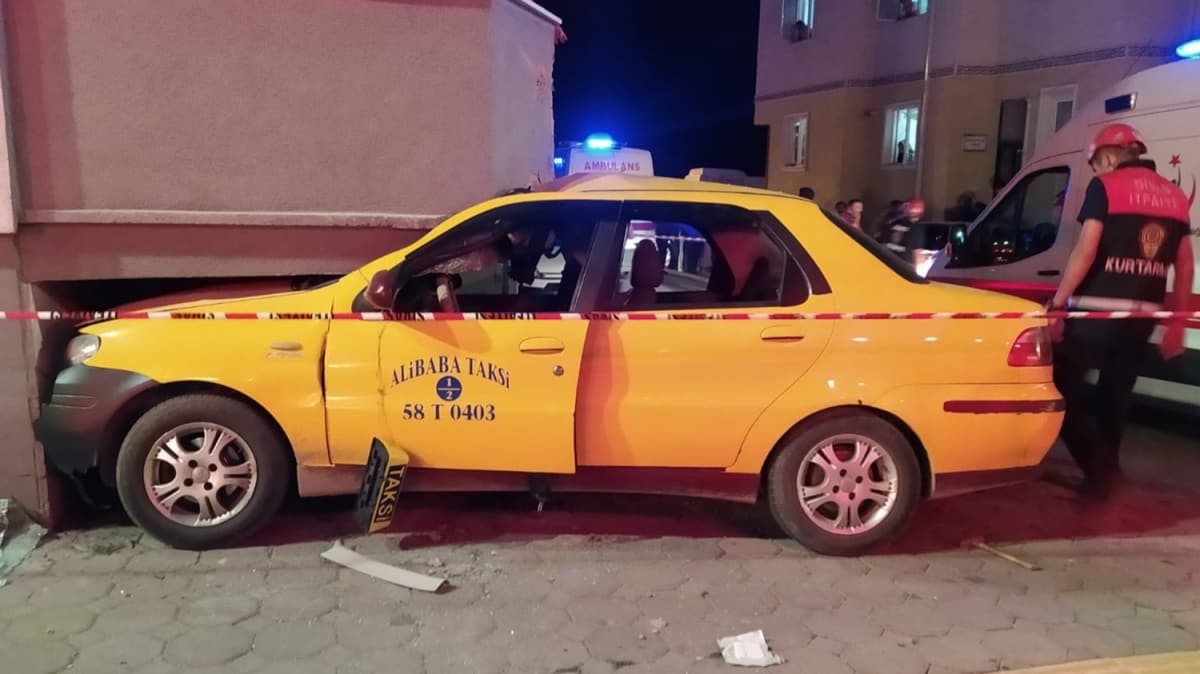 Sivas'ta ticari taksi nce yayaya, sonra balkona arpt: 1'i ar 2 yaral 