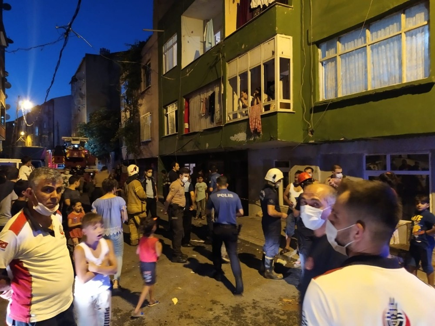 Esenler'de apartman�n merdiveni ��kt�: 1 yaral�