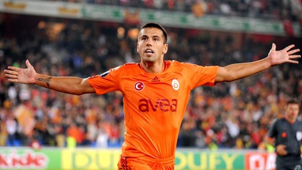 Galatasaray'�n eski y�ld�z� futbolu b�rakt���n� a��klad�