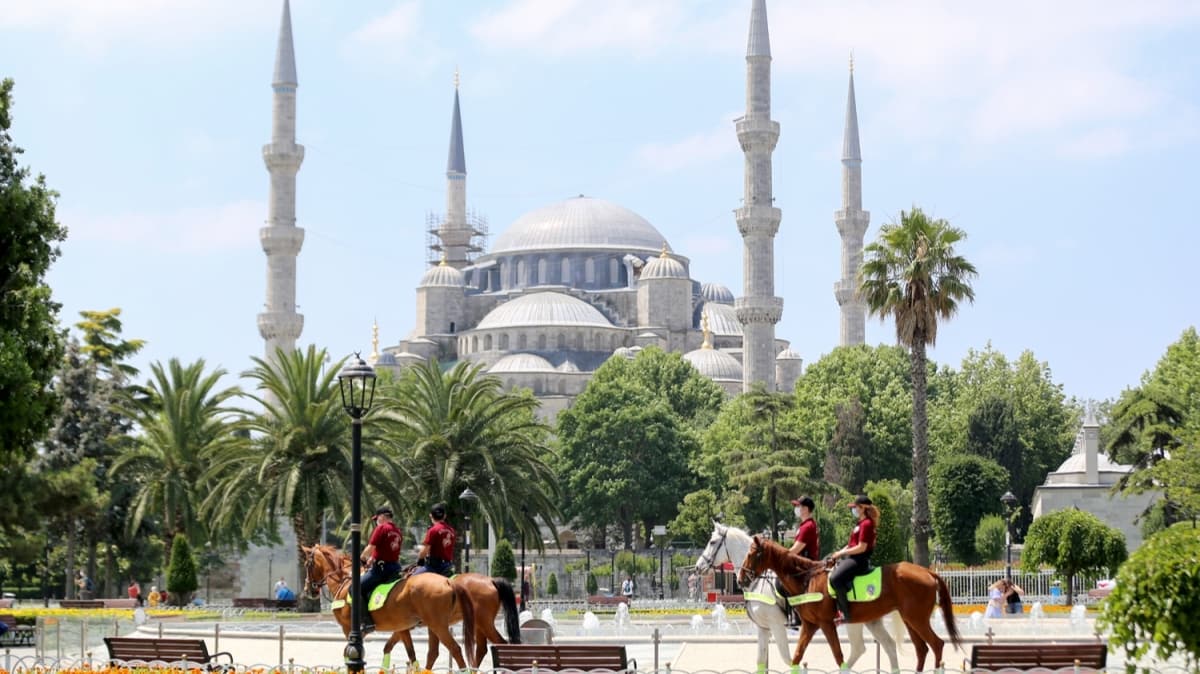 Sultanahmet Meydan'nda devriye gezen Atl Birlik youn ilgi grd 