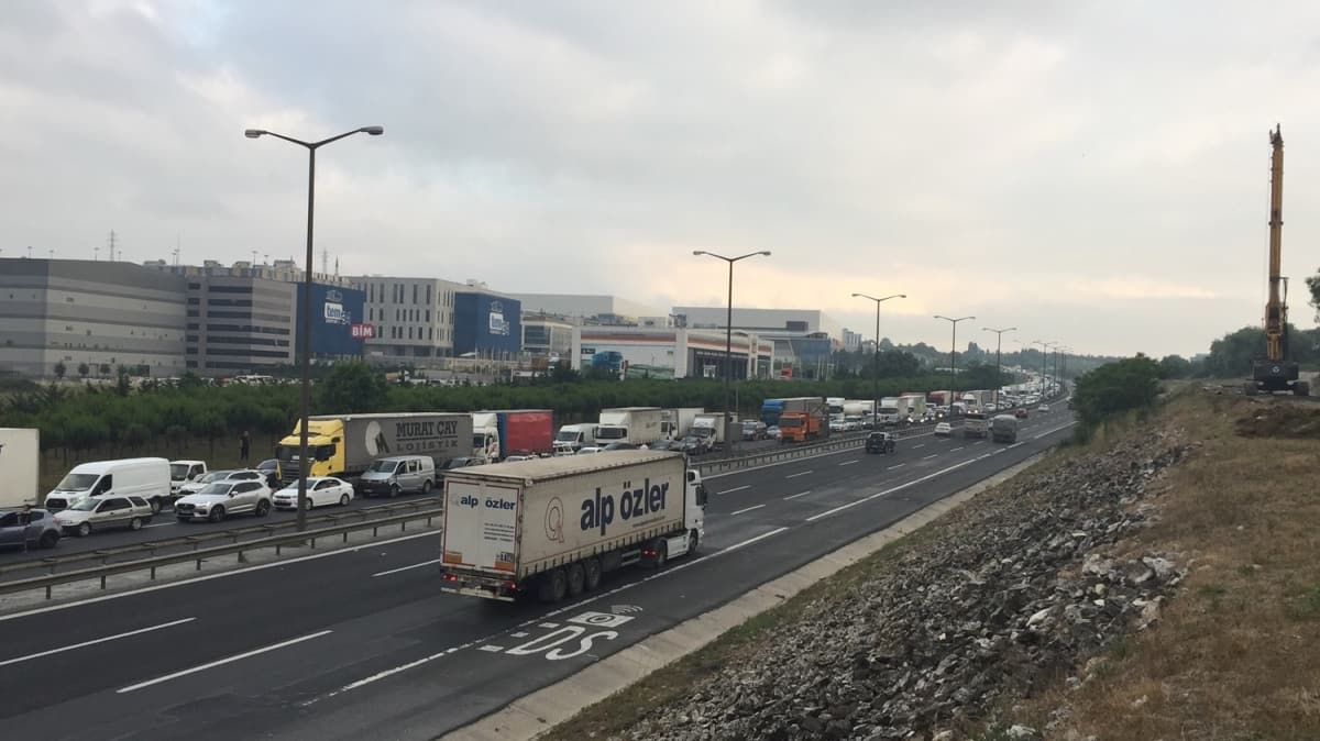 TEM Otoyolu Hadmky mevkisinde kaza: stanbul istikameti trafie kapand