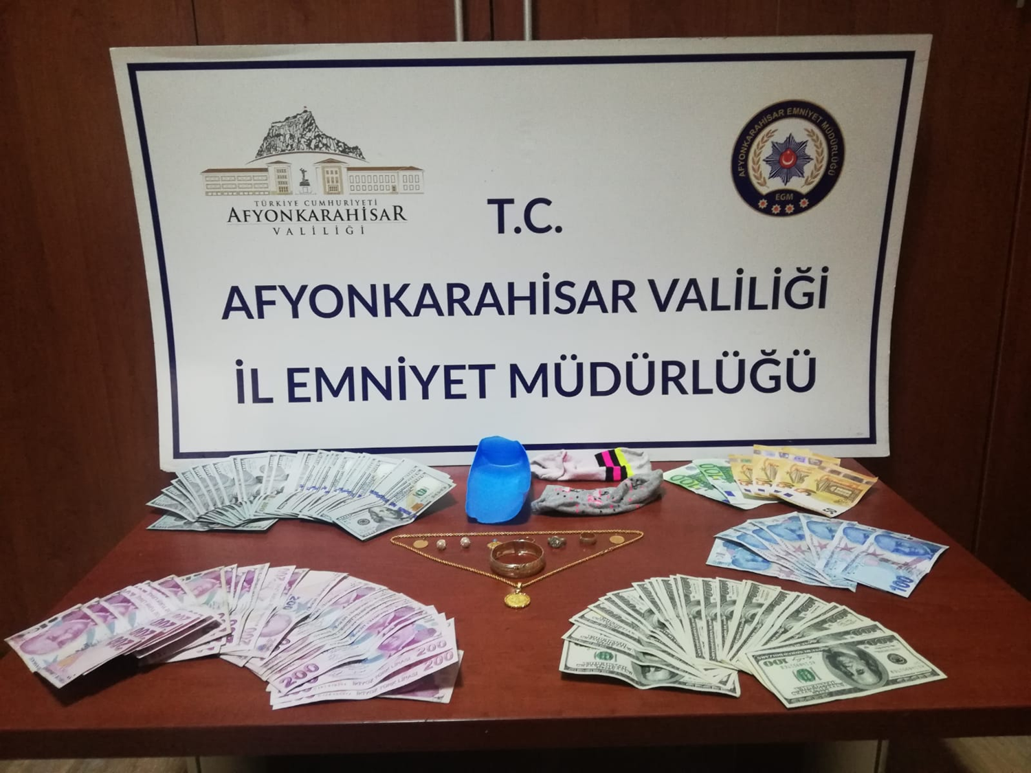 Afyonkarahisar'da iki evden y�kl� miktarda para �ald�klar� �ne s�r�len 4 ��pheli yakaland�