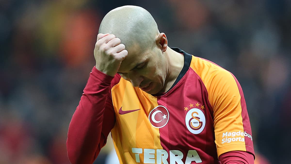 S�per Lig kariyerinde bir ilk! Galatasaray derbide 10 ki�i kald�
