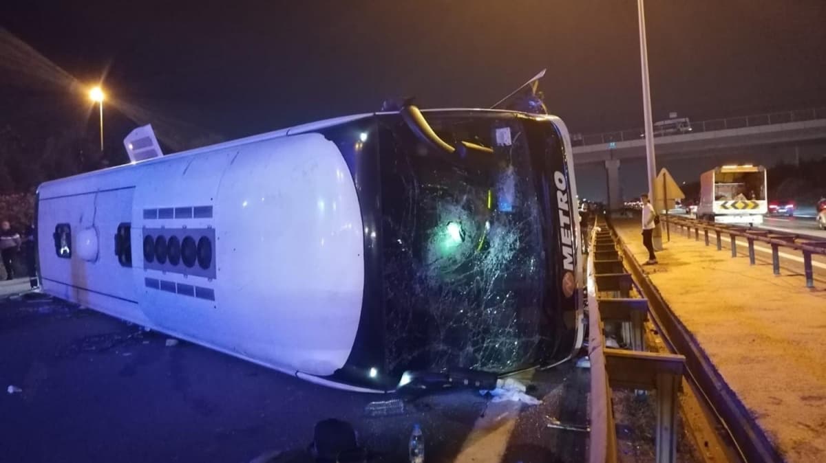 Gebze'de yolcu otobs devrildi: 1 l, 14 yaral 