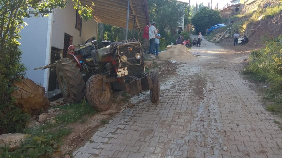 Sivas'ta traktrn altnda kalan ocuk ld, 3 kii yaraland 