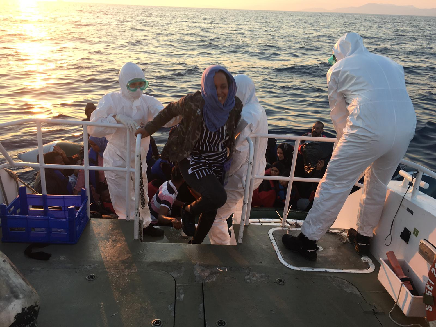 �zmir'de T�rk kara sular�na geri itilen 65 s���nmac� kurtar�ld�