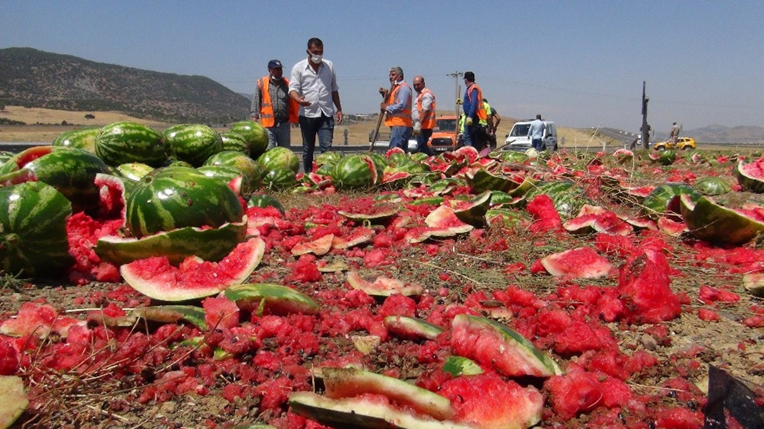 3 ton karpuz otoyola sa��ld�!