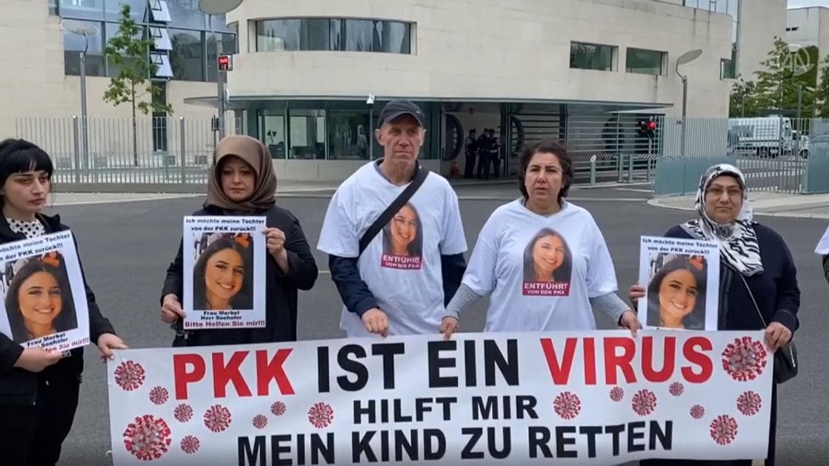 Kz PKK tarafndan karlan acl anne Almanya'da Babakanlk nndeki eylemini srdrd 