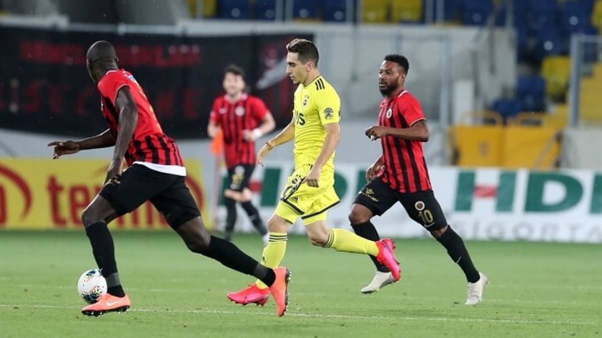 16'l�k gen� S�per Lig'de ilk formas�n� giydi