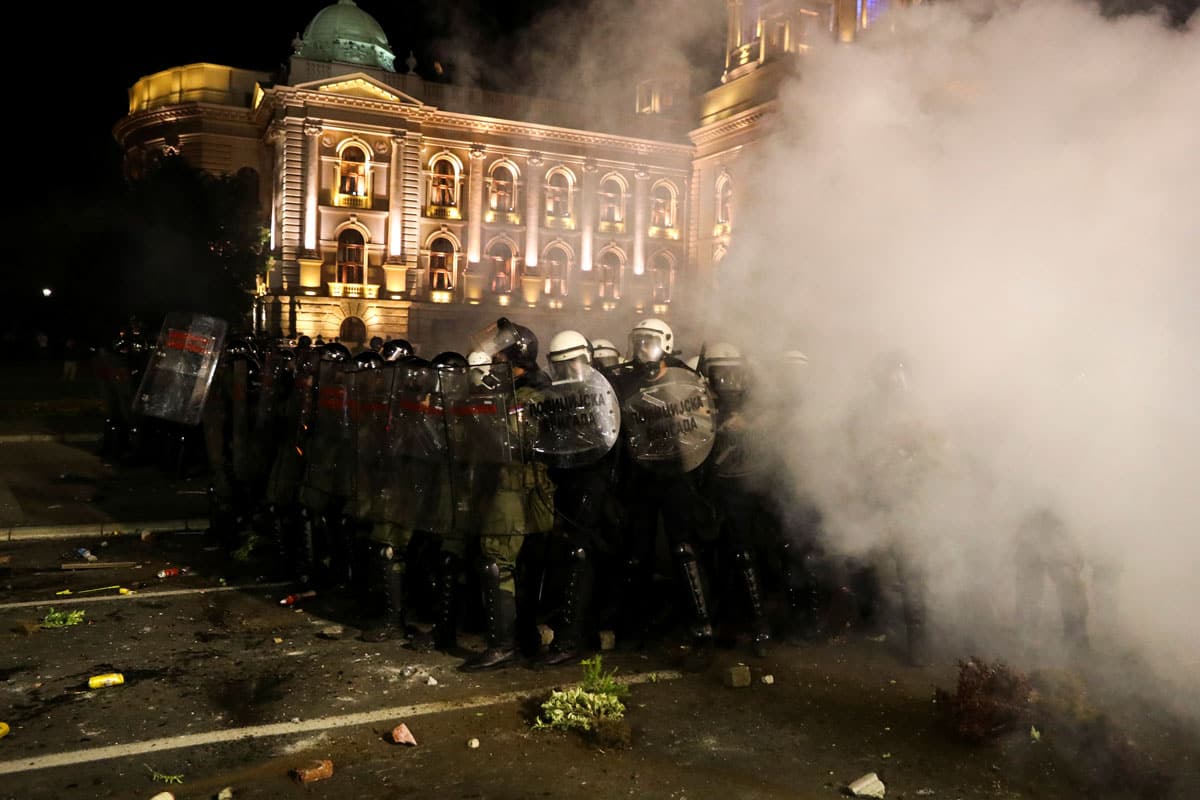 Vucic yasak ilan etti, halk soka�a d�k�ld�! Onlarca polis yaral�