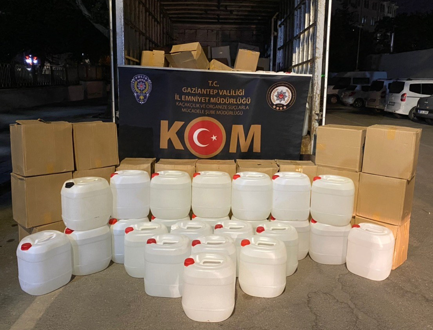 Bir i� yerine yap�lan bask�nda 6 ton etil alkol yakaland�
