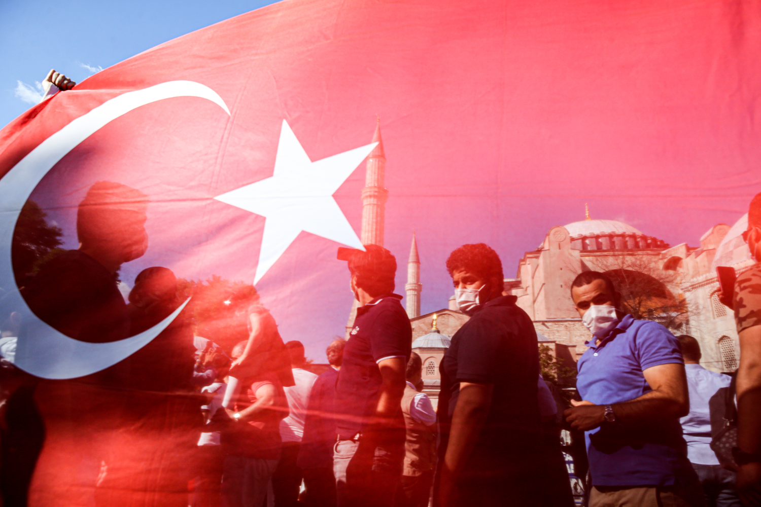 Ayasofya �n�nde sevin� g�sterileri