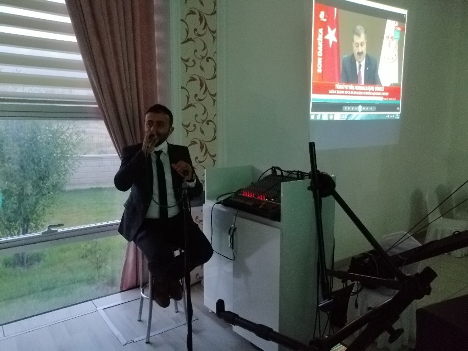 Bu d���n salonun giri�inde misafirleri Bakan Koca kar��l�yor!