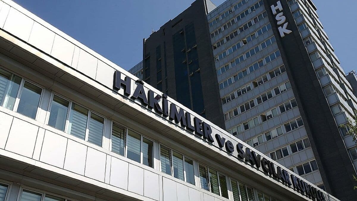FET� ile irtibat� bulunan 26 hakim ve savc� g�revden uzakla�t�r�ld�