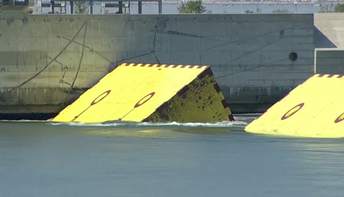 Venedik'i sular alt�nda kalmaktan koruyacak elektromekanik bariyerler ilk kez test edildi