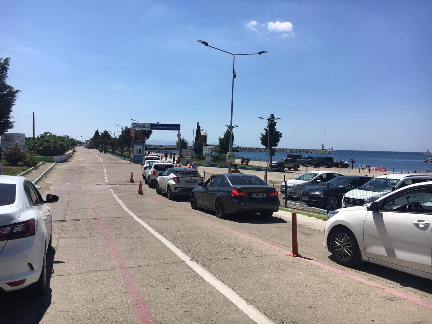 G�k�eada ve Bozcaada'ya feribot iskelesinde ara� kuyru�u