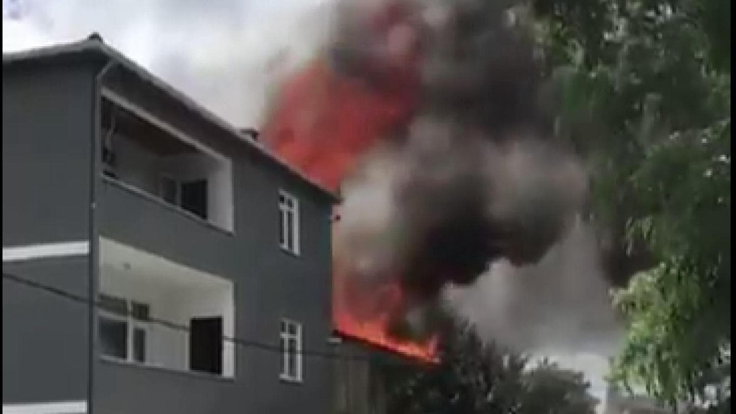 G�kt�rk'te iki katl� binan�n �at�s�nda yang�n