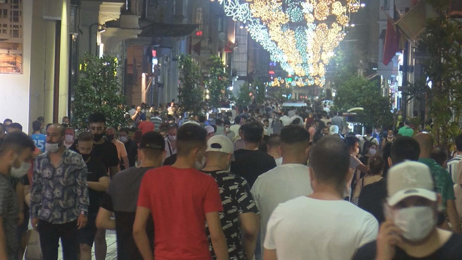 �stiklal Caddesi'nde hafta sonu yo�unlu�u