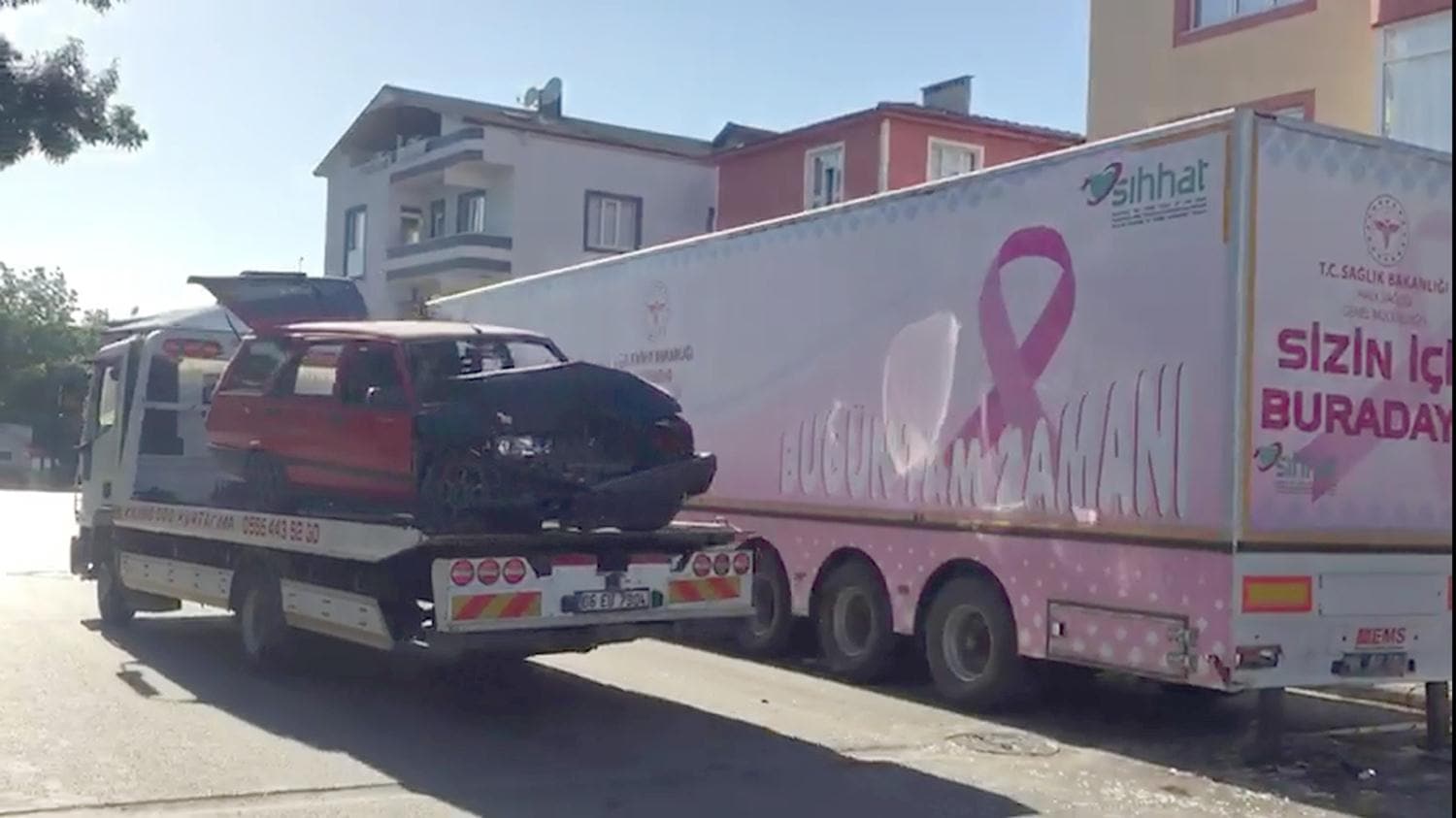 Ehliyetsiz s�r�c� kanser taramas� yap�lan TIR'�n alt�na girdi: 4 yaral�