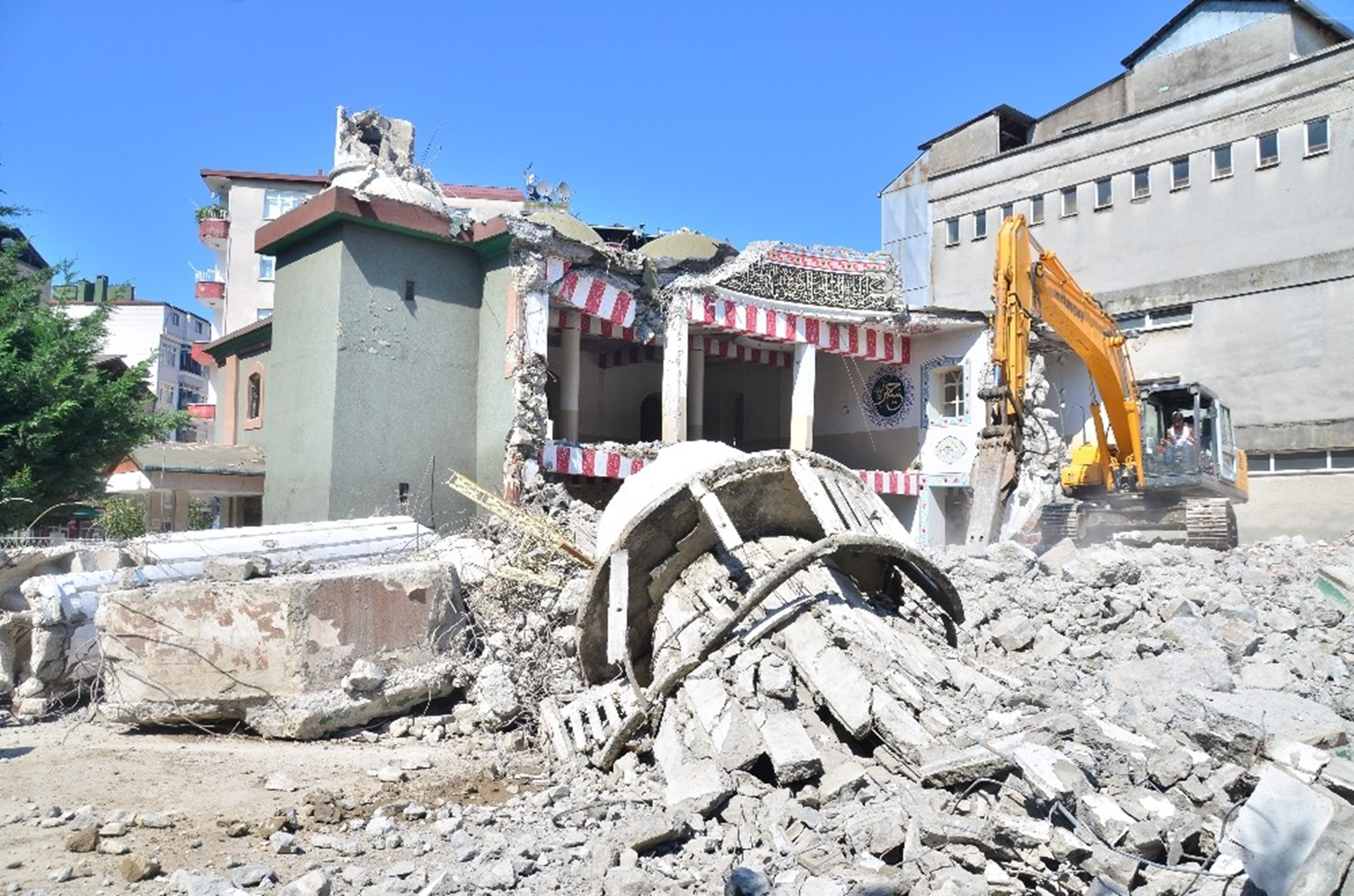 S�ylentiler cemaati rahats�z ediyordu! 64 y�l sonra caminin y�k�m�na karar verildi