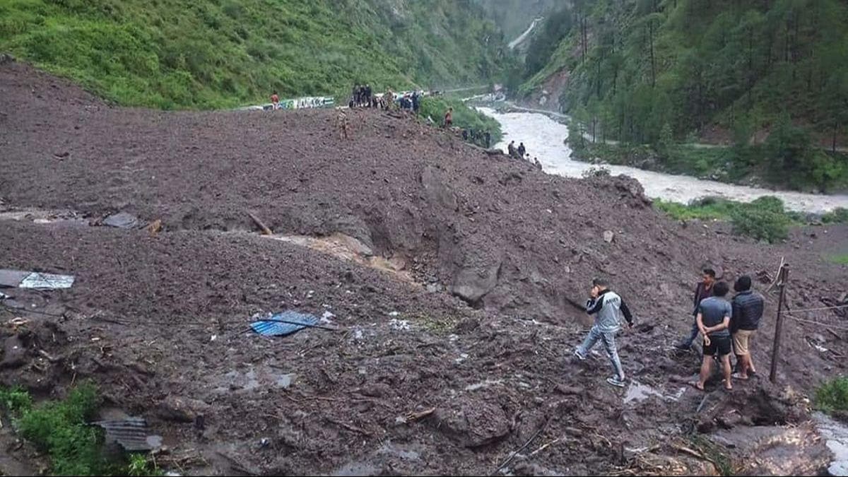 Nepal'de meydana gelen toprak kaymalarnda l says 40'a ykseldi