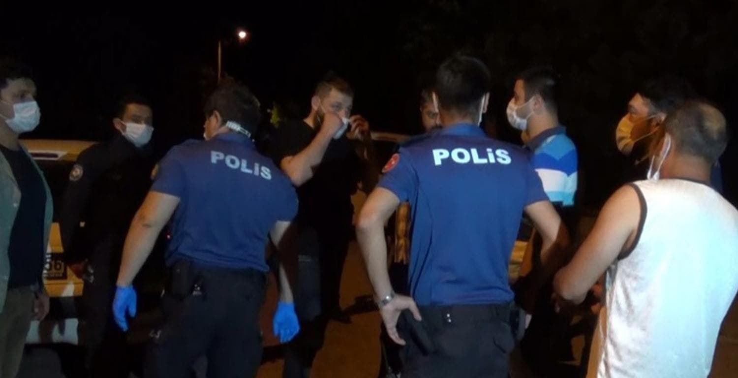 D���n yap�lan soka�a uyar� i�in giden polislere sald�rd�lar