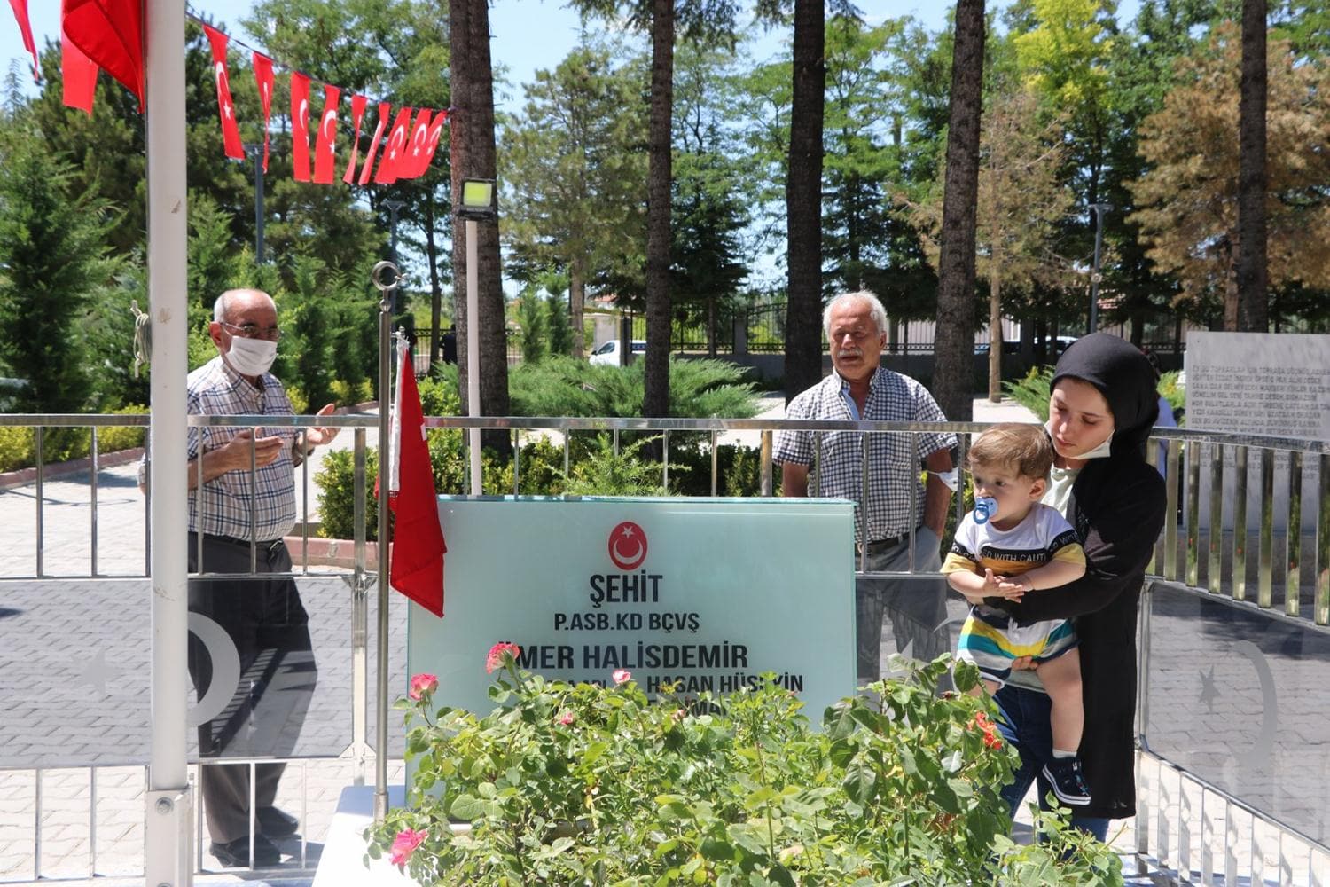 �ehit �mer Halisdemir'in kabrine ziyaret�i ak�n�: �anakkale kurtulu�umuz 15 Temmuz da dirili�imiz