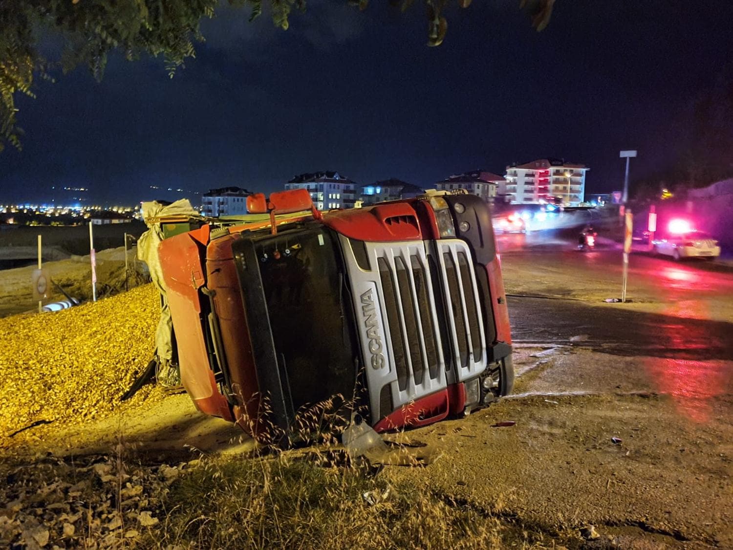 TIR devrildi; ta��d��� kilolarca tala� yola sa��ld�