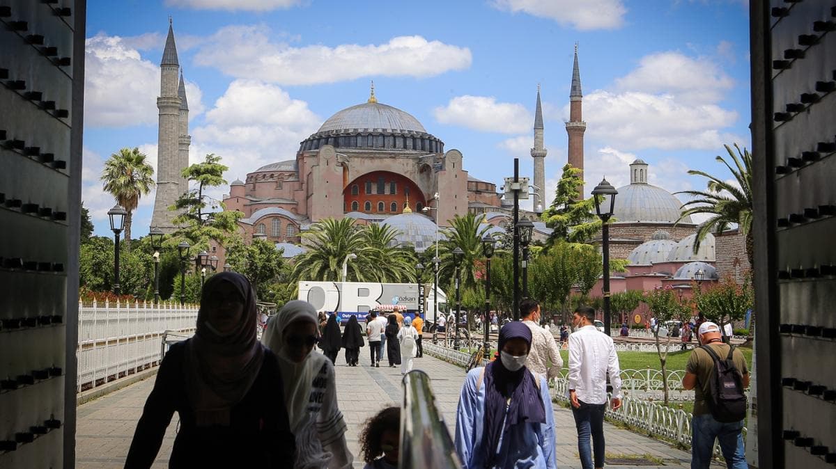 Ayasofya Camisi'ne yerli ve yabanc ziyaretiler byk ilgi gsteriyor