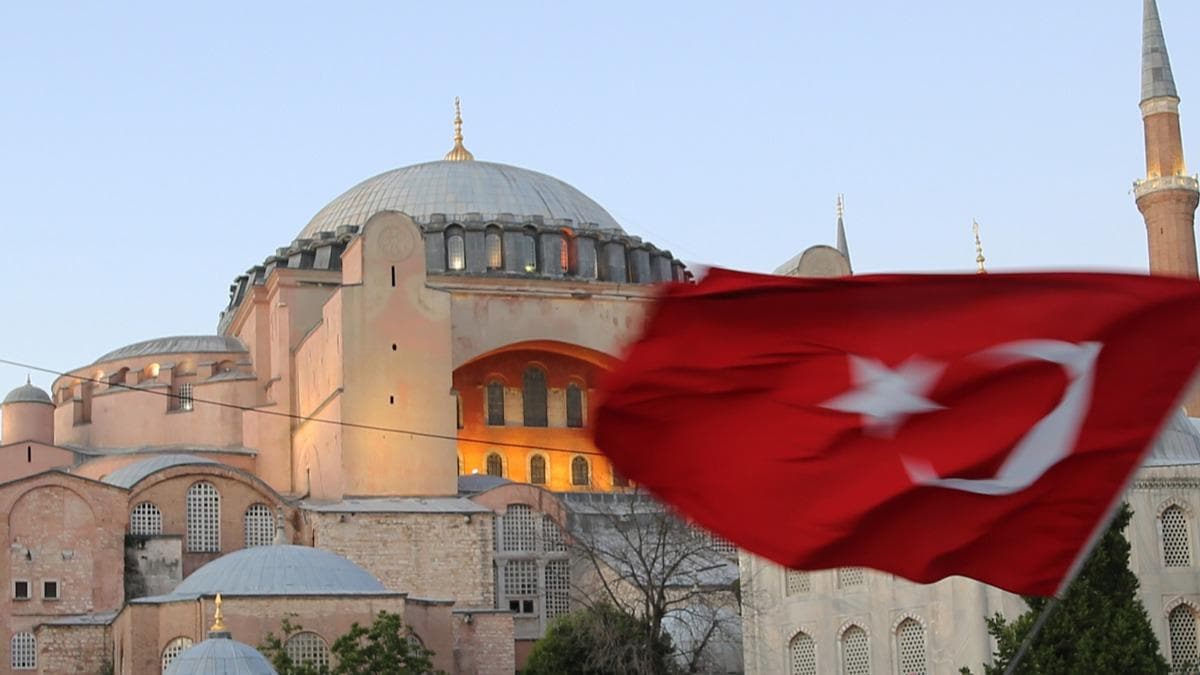 Ayasofya'da namaz klmak iin Trkiye'ye bilet almaya baladlar