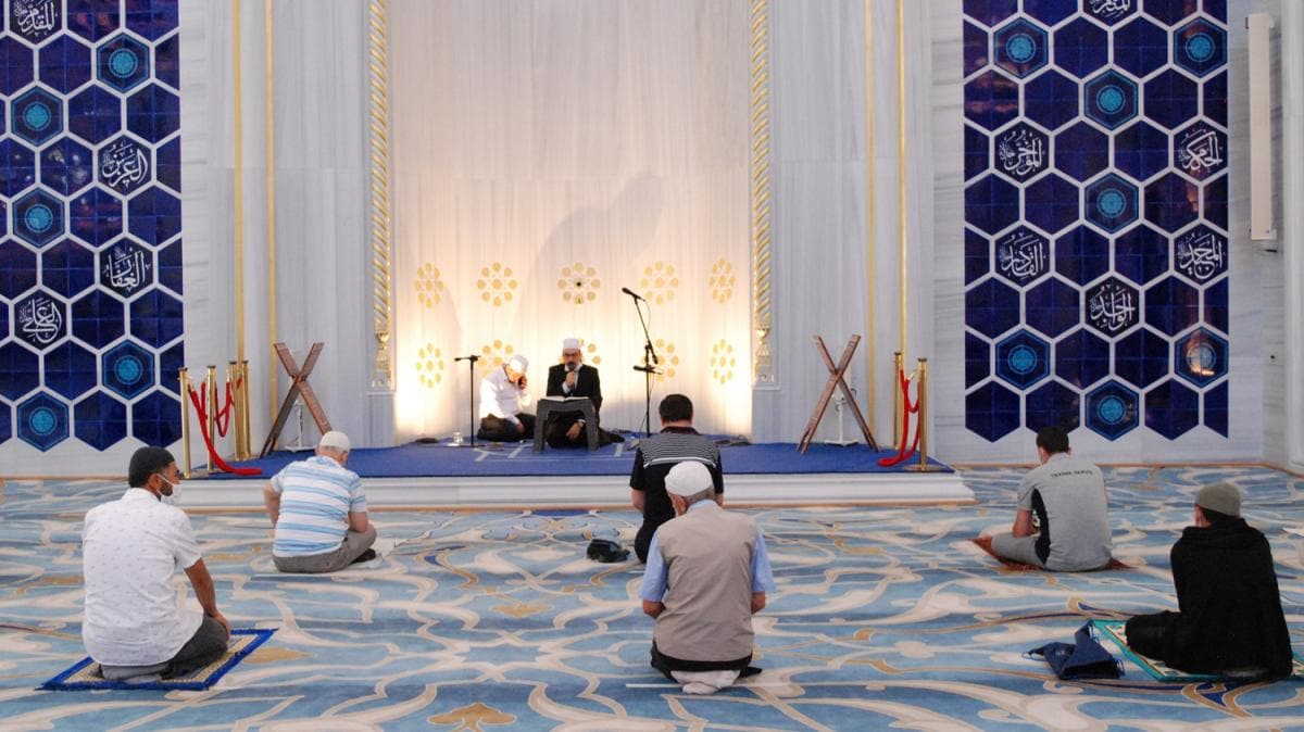 15 Temmuz Demokrasi ve Milli Birlik Gn dolaysyla stanbul'daki camilerde  ehitler iin Kur'an okundu