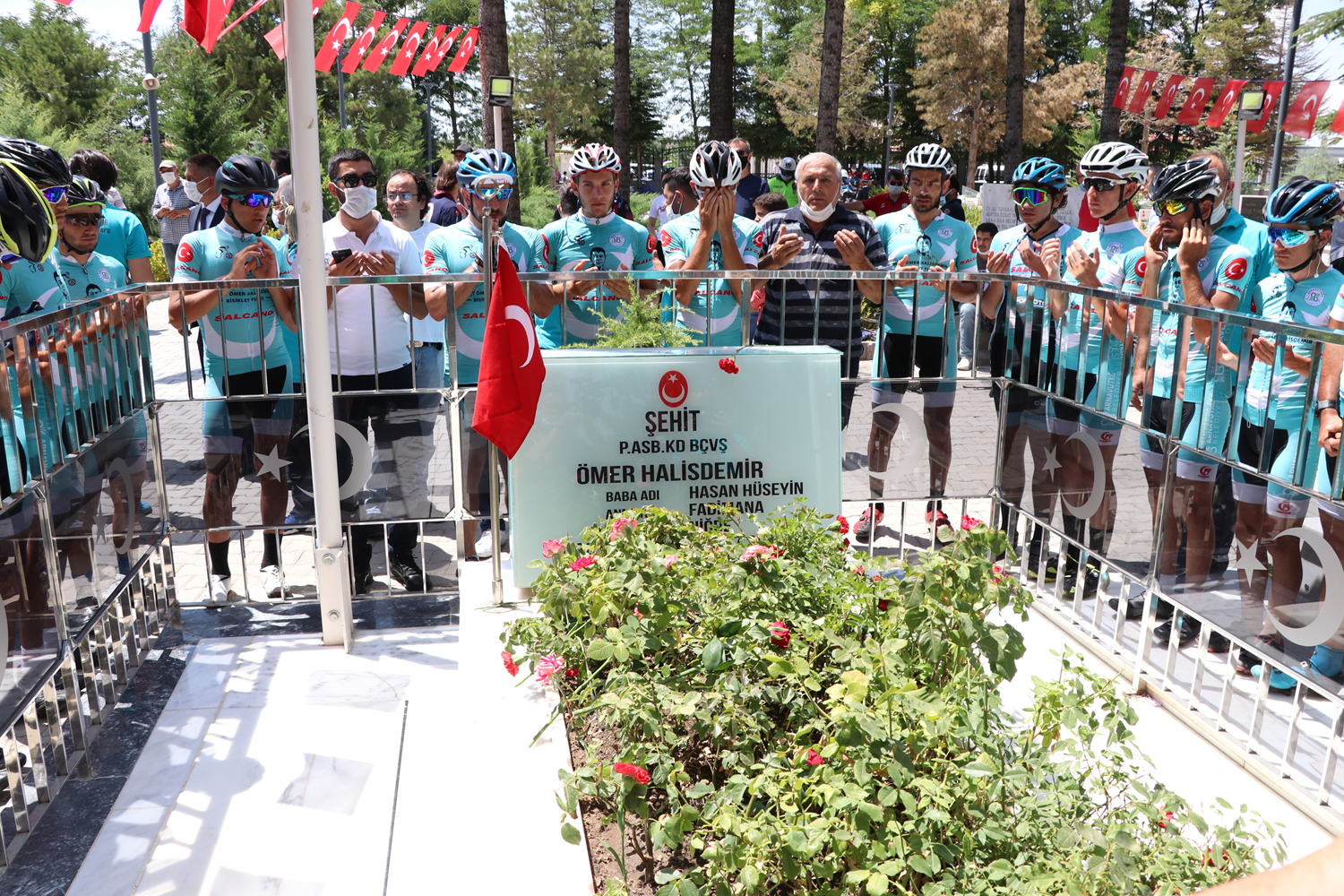 15 Temmuz'un simge ismi �ehit Halisdemir kabri ba��nda an�l�yor