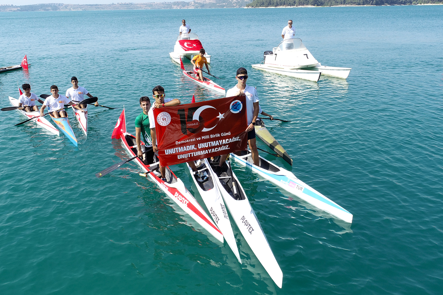 Adana'da kano sporcular�: Unutmad�k, unutmayaca��z, unutturmayaca��z