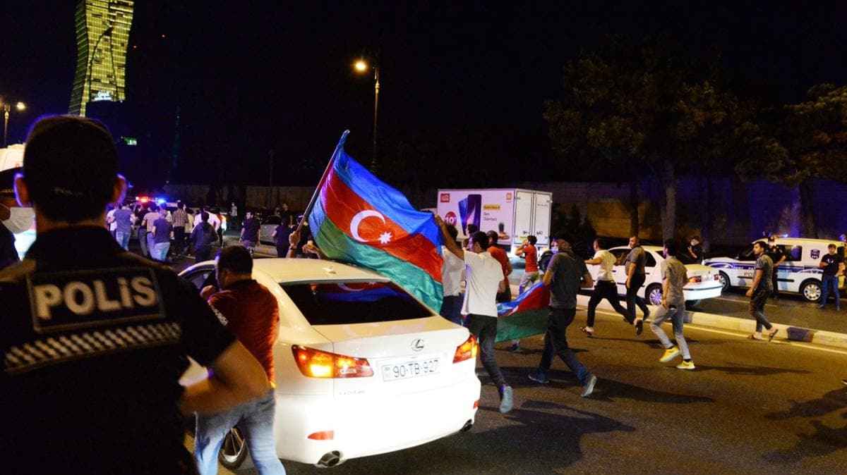 Azerbaycan'da halk sokaklara dkld: Bakomutan, silah ver bize