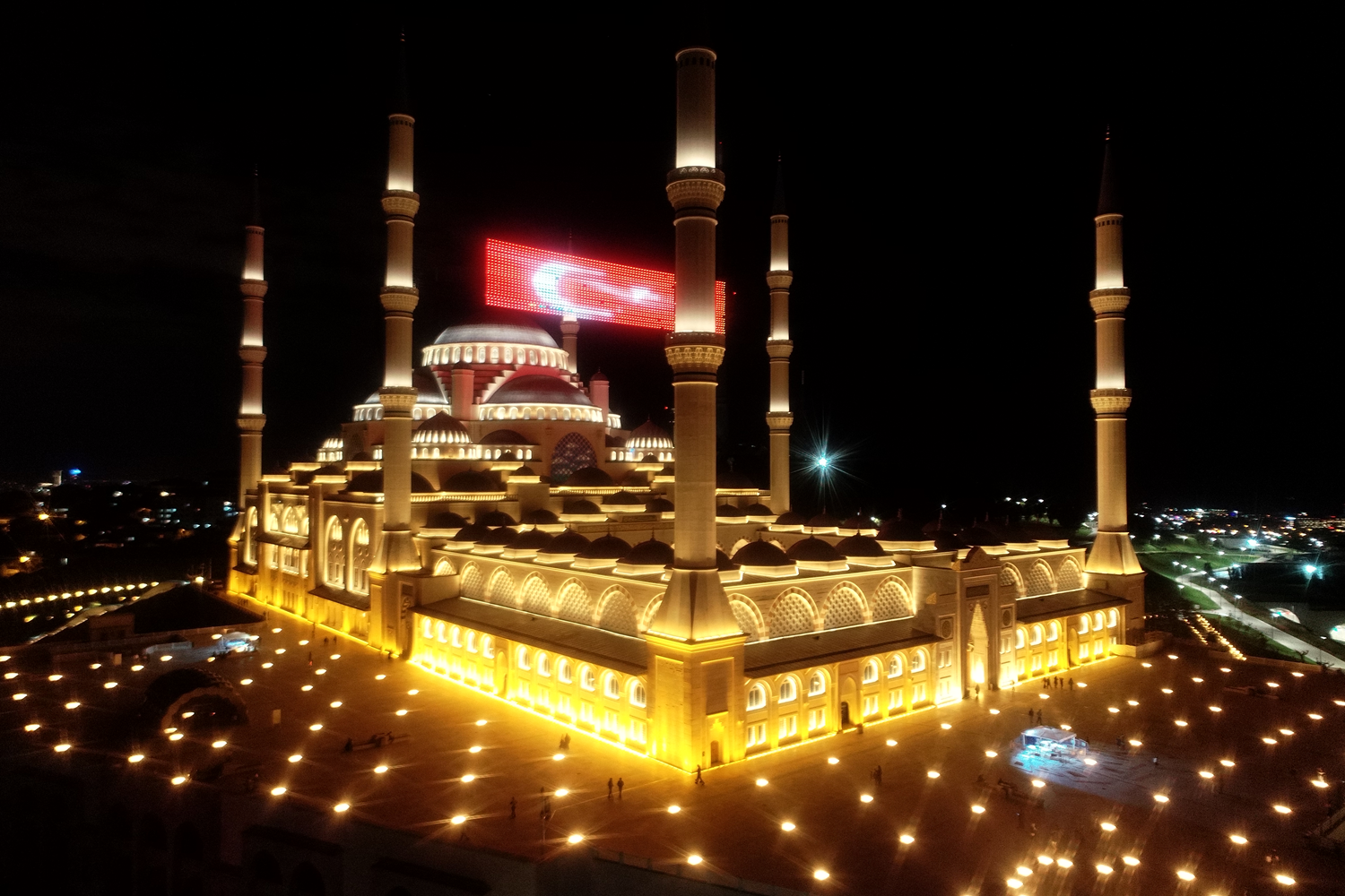 Yurt genelinde camilerde sela okunuyor