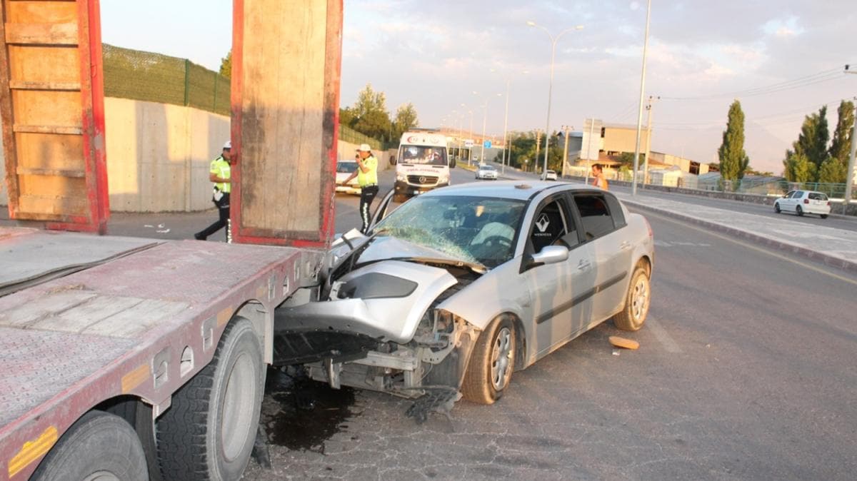 Aksaray'da otomobil tra arkadan arpt: 4 yaral