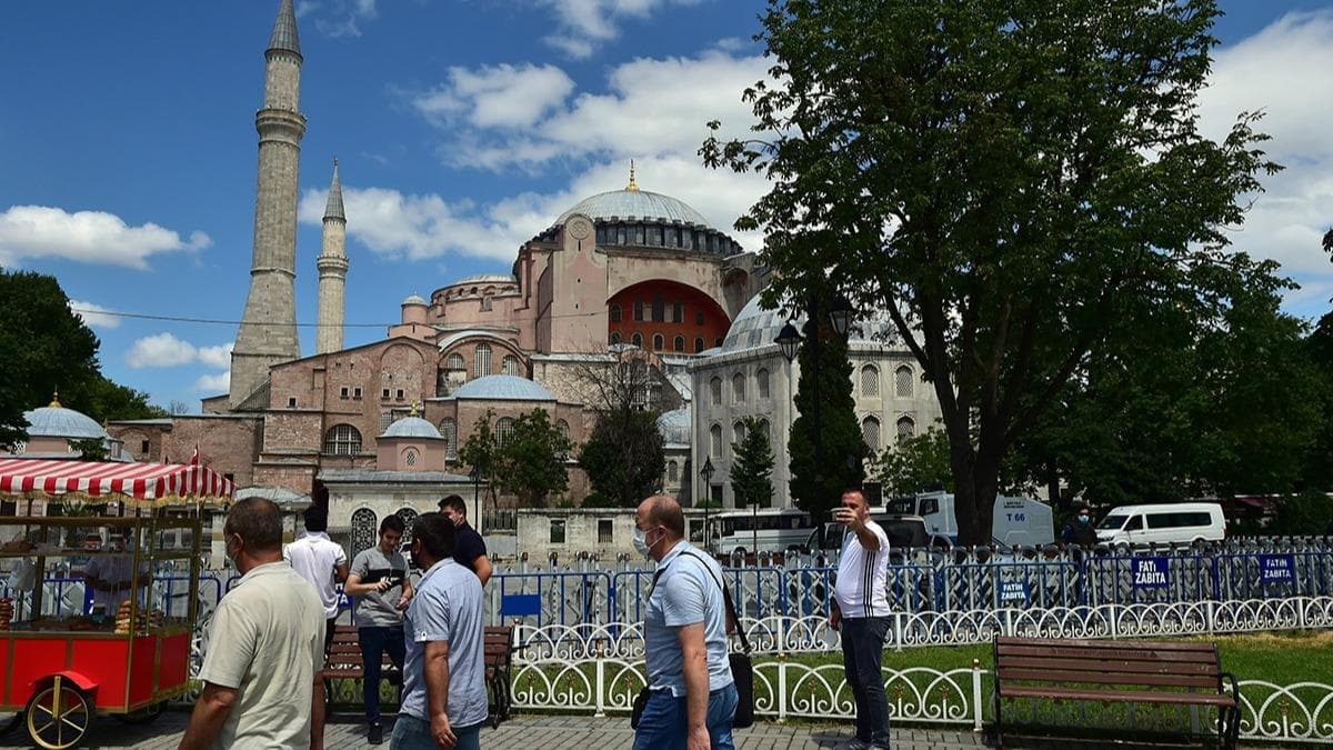 Ayasofya Camisi'nin hal�lar�n� dokumak istiyorlar