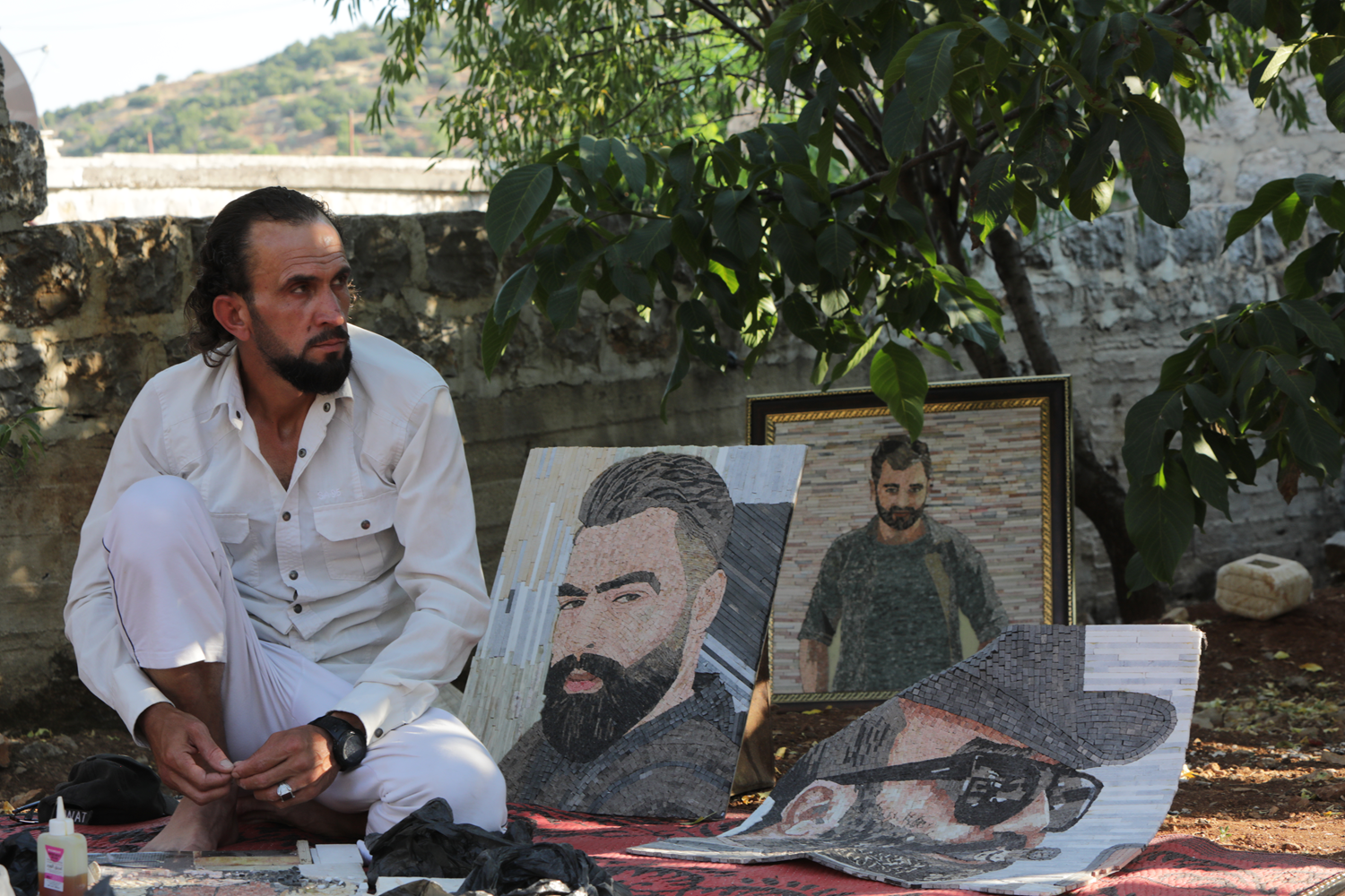 Haf�zas�ndan silemedi�i i�kencecisinin y�z�n� mozaikle resmetti