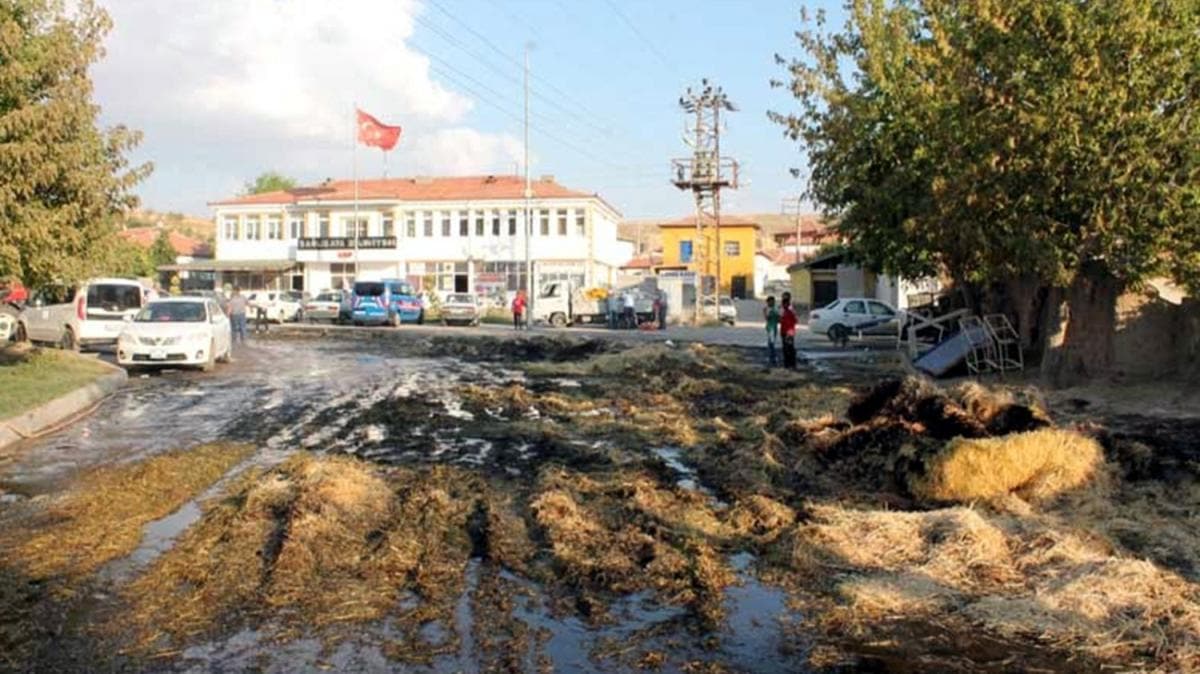 Aksaray'da elektrik tellerine temas eden saman ykl kamyon yand