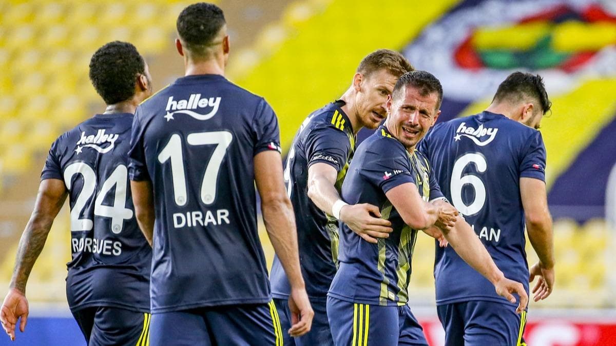 Fenerbahe'de iki yldz oyuncu birbirine girdi: Sen kimsin beni kovuyorsun!