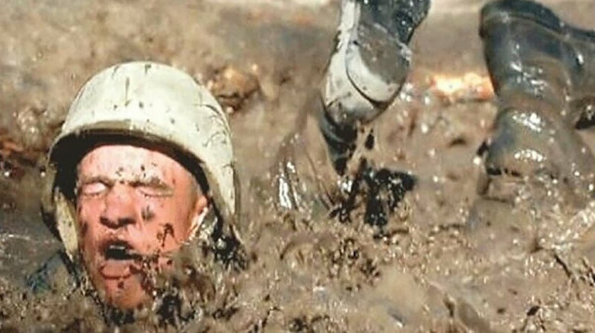 Domuz pisli�inde s�r�nd�r�p tuvalet suyu i�irdiler