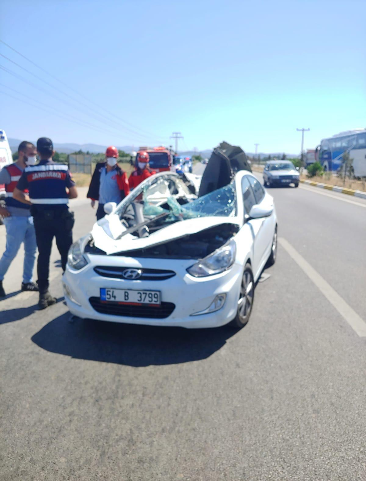 Kamyondan kopan lasti�in iki otomobile �arpmas� sounucu 1 ki�i �ld� 5 ki�i yaraland�