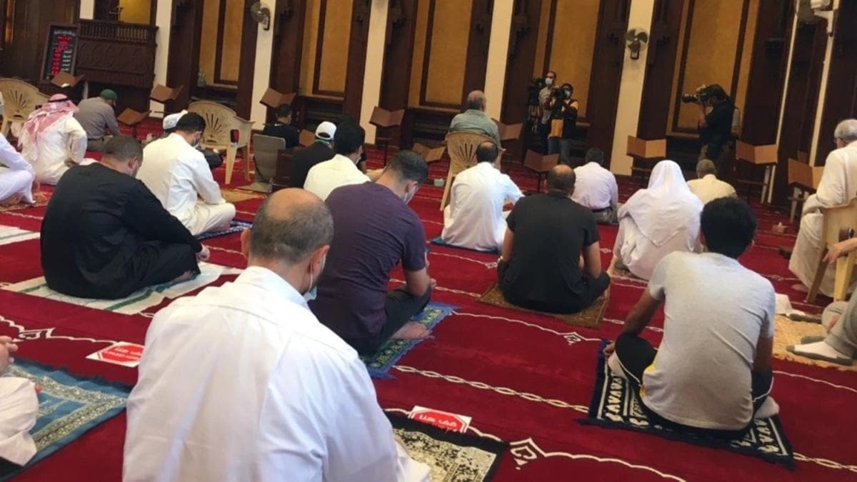 Kuveyt'te 4 ay sonra camilerde ilk cuma namaz klnd 