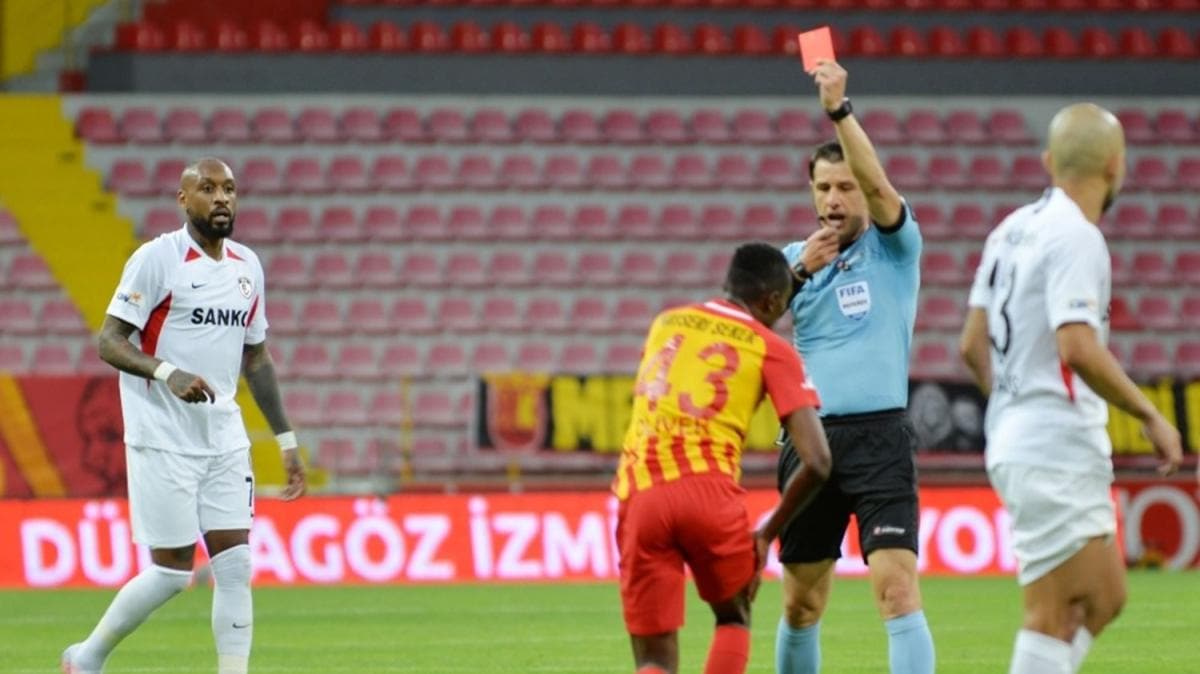 Kayserispor taraftar Mensah'a ok kzgn