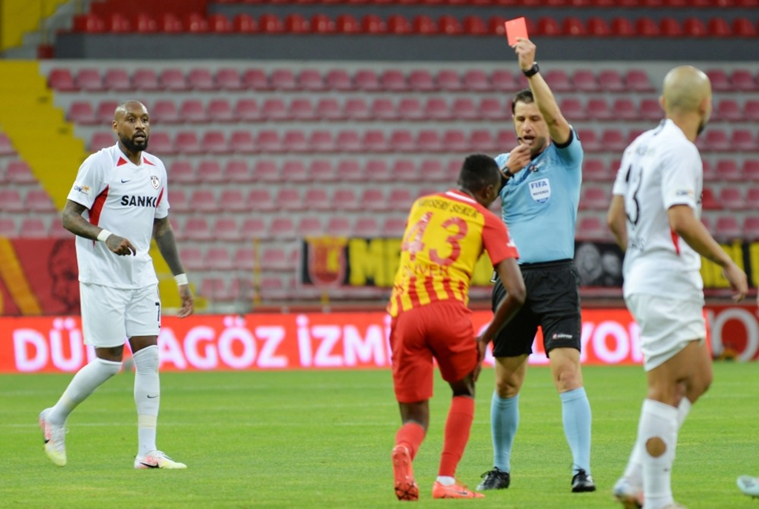 Kayserispor taraftar� Mensah'a �ok k�zg�n