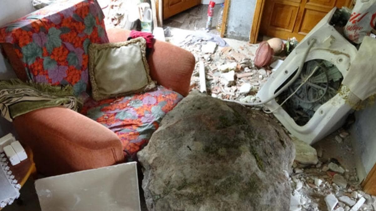 1 tonluk kaya yuvarlanp eve arpt: Evdeki 5 kiiyi amar makinesi kurtard