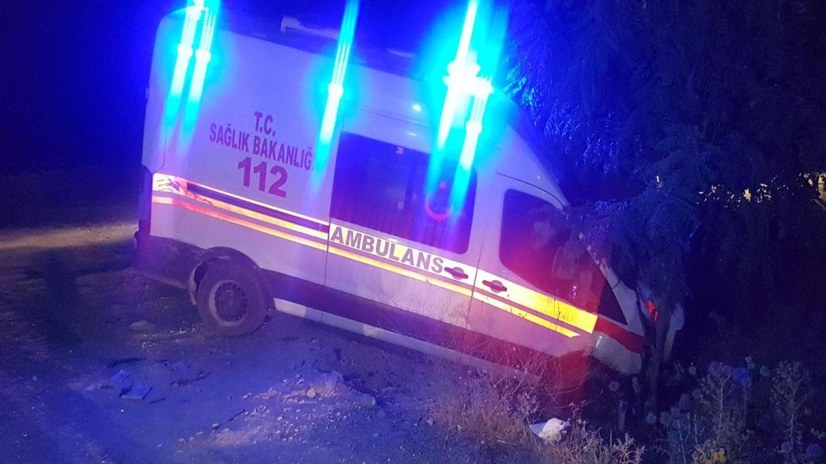 Elaz'da ambulans ile kamyonet arpt: 5 yaral      