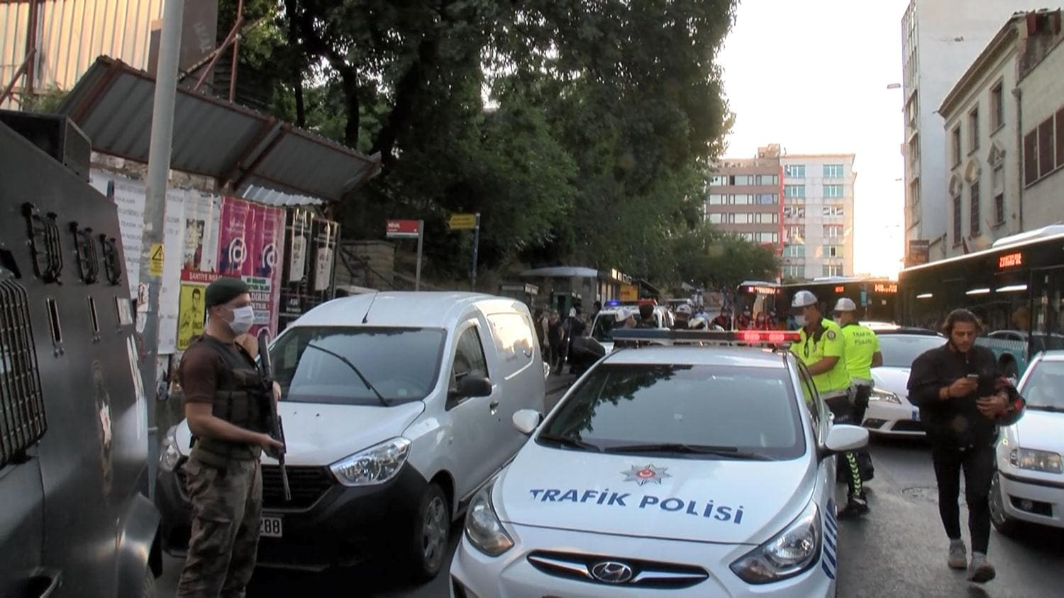 �stanbul genelinde 'Yeditepe Huzur' asayi� uygulamas�nda yoklama ka�a�� 87 ki�i yakand�