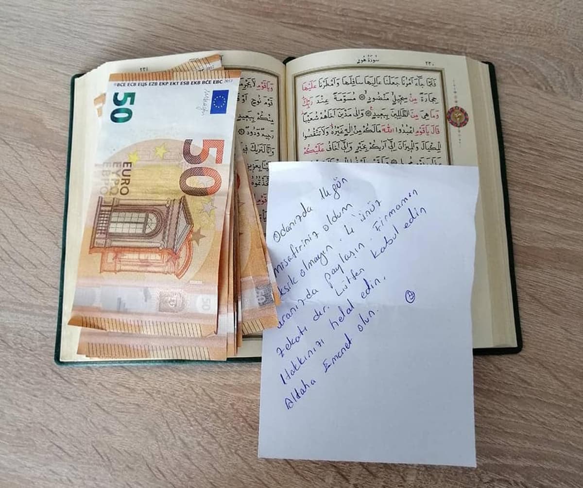 Kur'an-� Kerim'in aras�na 400 avro b�rakt�: Hakk�n�z� helal edin