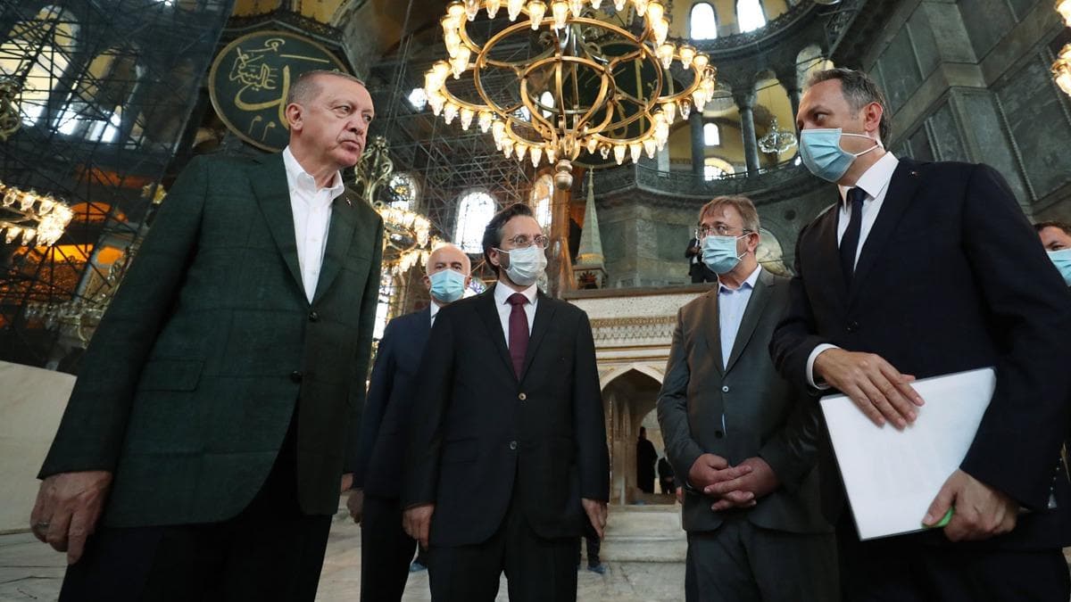 Cumhurbakan Erdoan, ithal malzeme istemedi! Ayasofya Camii'nin hallar tamamen yerli ynden retildi 
